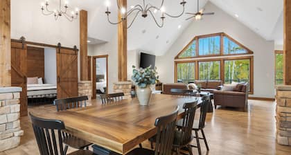 Riverfront Chalet on 5 acres~GameRoom~Spa~Gym~Firepit~Theater~2min to CrystalMtn