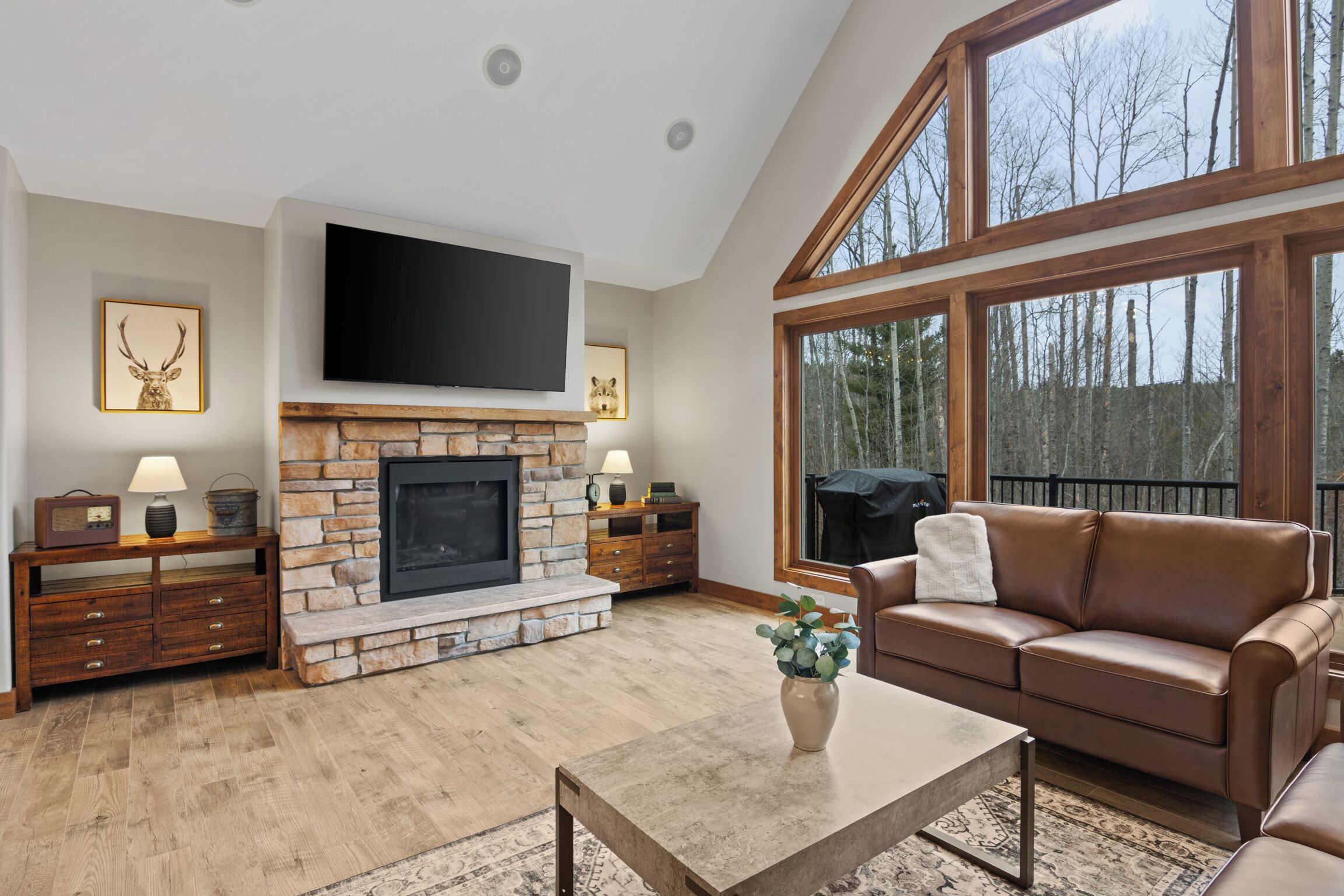 Een open haard, videospelletjes, tafelvoetbal en een stereo