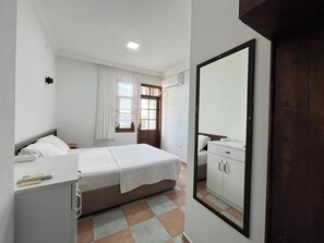 Habitación estándar doble, balcón, vistas al mar | Wifi gratis y ropa de cama