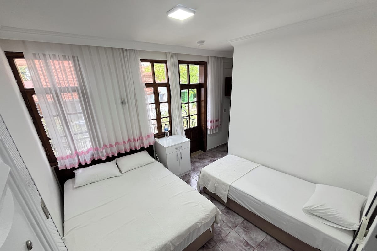 Tripla Classic, balcone, vista giardino | 1 camera, Wi-Fi gratuito, lenzuola