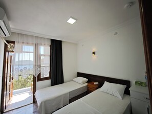 Kahden hengen standard-huone (kaksi sänkyä), parveke, merinäköala | Ilmainen Wi-Fi, vuodevaatteet