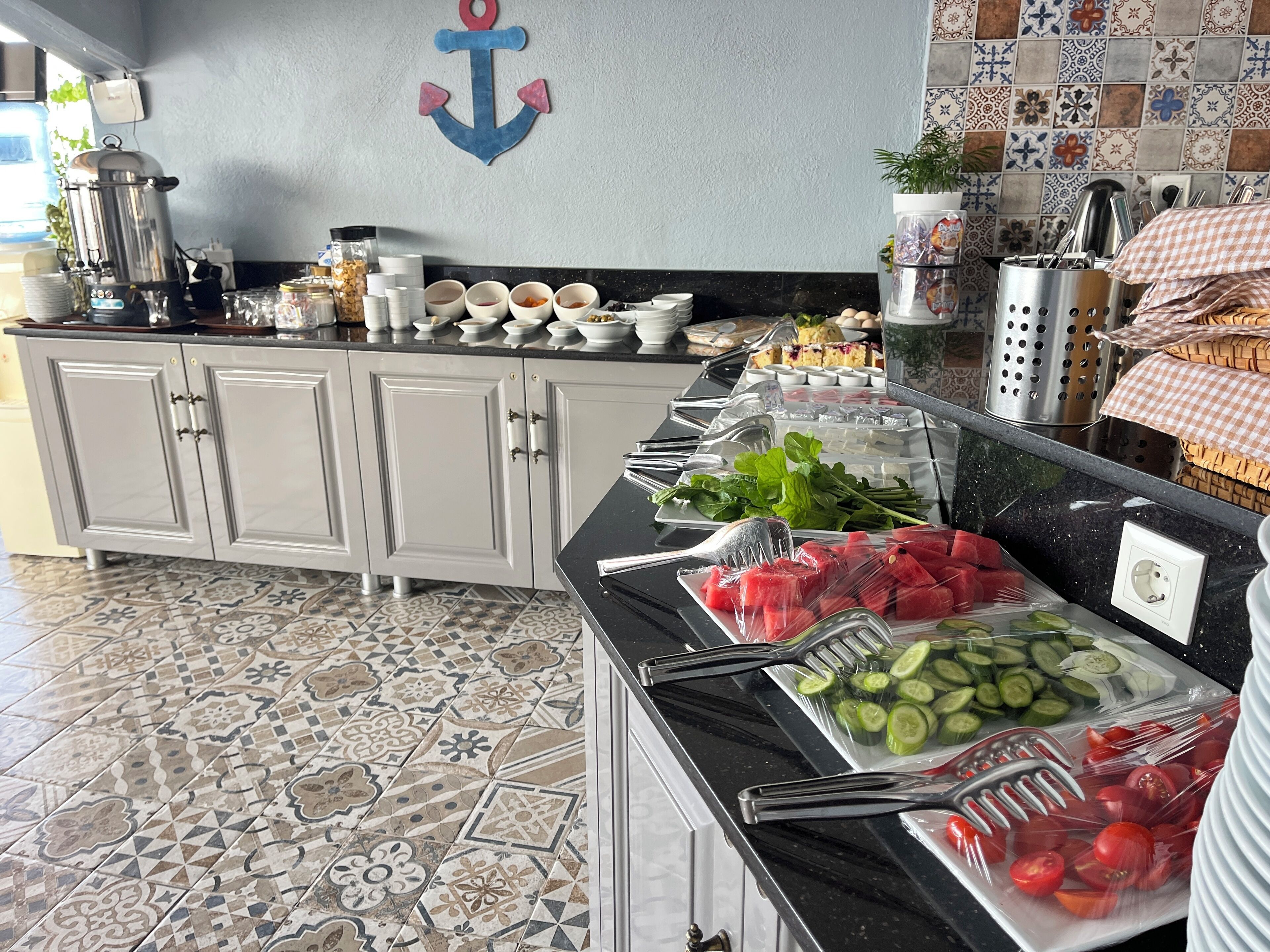 Montaje de bufé con diferentes alimentos y cubiertos.