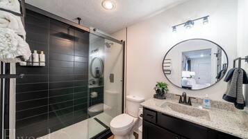 Hårføner, håndklær, såpe og toalettpapir