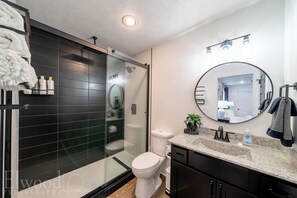 Haartrockner, HandtĂŒcher, Seife, Toilettenpapier