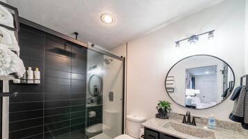 Hårføner, håndklær, såpe og toalettpapir