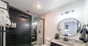 Sèche-cheveux, serviettes fournies, savon, papier toilette