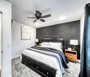 BĂŒgeleisen/BĂŒgelbrett, WLAN, BettwĂ€sche