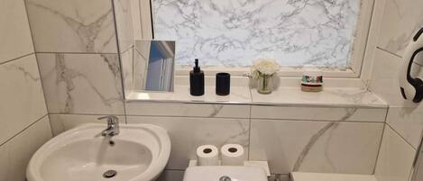 Secador de pelo, toallas, jabón, papel higiénico