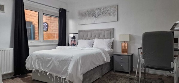 1 habitación, tabla de planchar con plancha, wifi y ropa de cama 