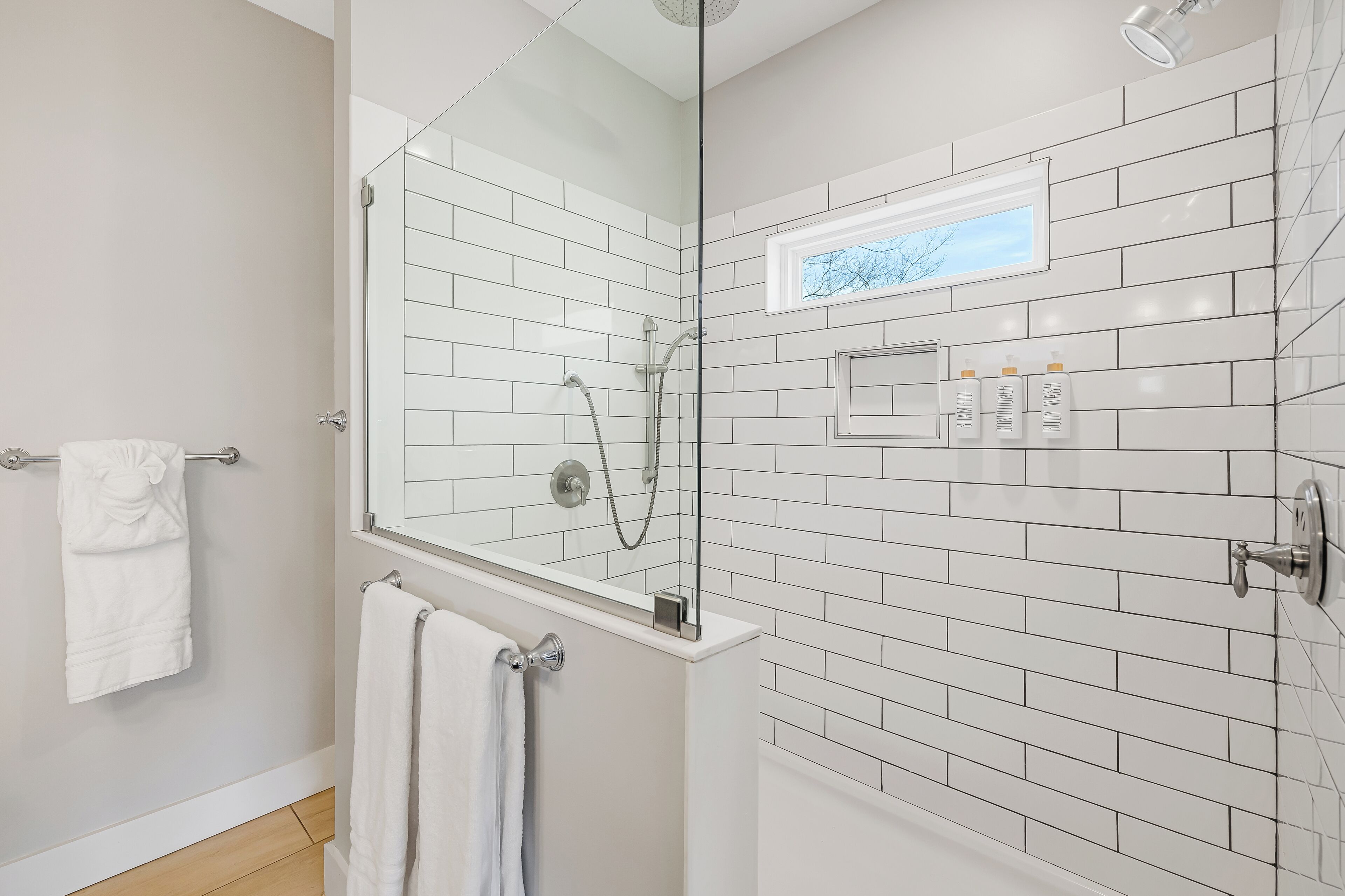 Een douche, een haardroger, handdoeken, zeep