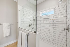 Douche, sèche-cheveux, serviettes fournies, savon