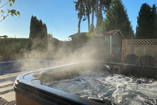 Outdoor spa tub