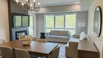 Smart TV, fireplace
