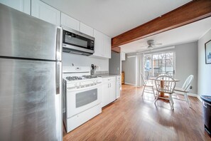 Réfrigérateur, micro-ondes, plaque de cuisson, lave-vaisselle