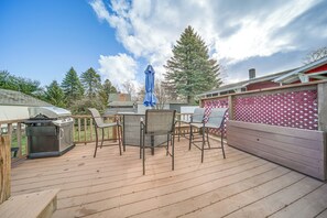 Outdoor dining - Walk to Lake Erie & Beach Access: Home w/ Deck! (Erie)