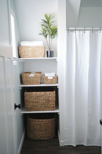 Eclectic 3-BR Lower w King Bed & Pack-n-Play & Fire Pit near Lake MI