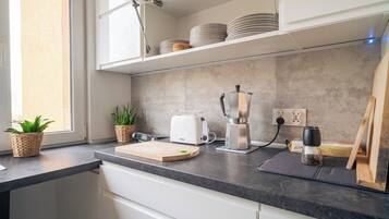 Jääkaappi, mikroaaltouuni, uuni, astianpesukone