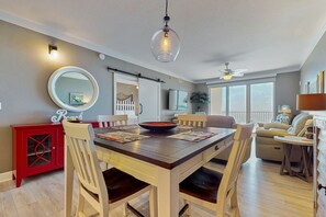 Interior - Gorgeous gulfview condo w/spacious balcony, shared pool/ hot tub& beach access (Miramar Beach)