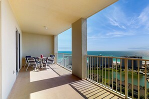 Outdoor dining - Gorgeous gulfview condo w/spacious balcony, shared pool/ hot tub& beach access (Miramar Beach)