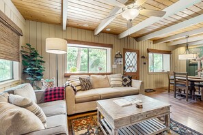 TV, fireplace, video games, books - Outdoor Enthusiast's Paradise - Mountainside Cabin (Idyllwild)