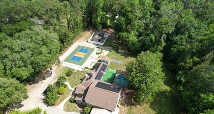 Cozy 1-bedroom apartment in fabulous Gainesville with pickleball!