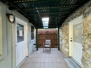 Interior - The Nest: Cozy 1-bedroom apartment in fabulous Gainesville with pickleball! (Gainesville)