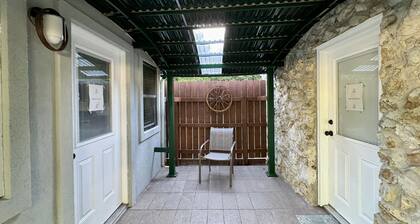 The Nest: Cozy 1-bedroom apartment in fabulous Gainesville with pickleball!