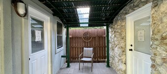 The Nest: Cozy 1-bedroom apartment in fabulous Gainesville with pickleball!