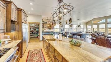 Fridge, microwave, stovetop, dishwasher