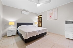 2 bedrooms, free WiFi, bed sheets, wheelchair access - Elegancia Ocean Front Pearl (Kralendijk,)