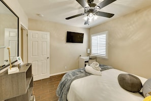 3 bedrooms, desk, iron/ironing board, internet