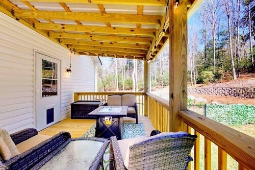 Charming 2BR Retreat with Full Kitchen, Wifi and Gas Grill for Outdoor Dinning