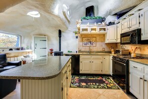 Fridge, microwave, stovetop, dishwasher - < 6 Mi to Arlington: 'Whimsical Stone Abode!' (Sandgate)