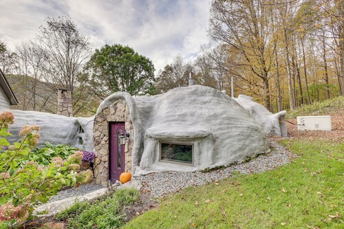< 6 Mi to Arlington: 'Whimsical Stone Abode!'