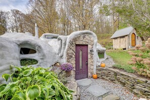 Exterior - < 6 Mi to Arlington: 'Whimsical Stone Abode!' (Sandgate)