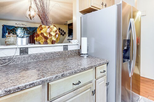 3 Mi to Dtwn New Haven: Colorful Condo w/ Yard!