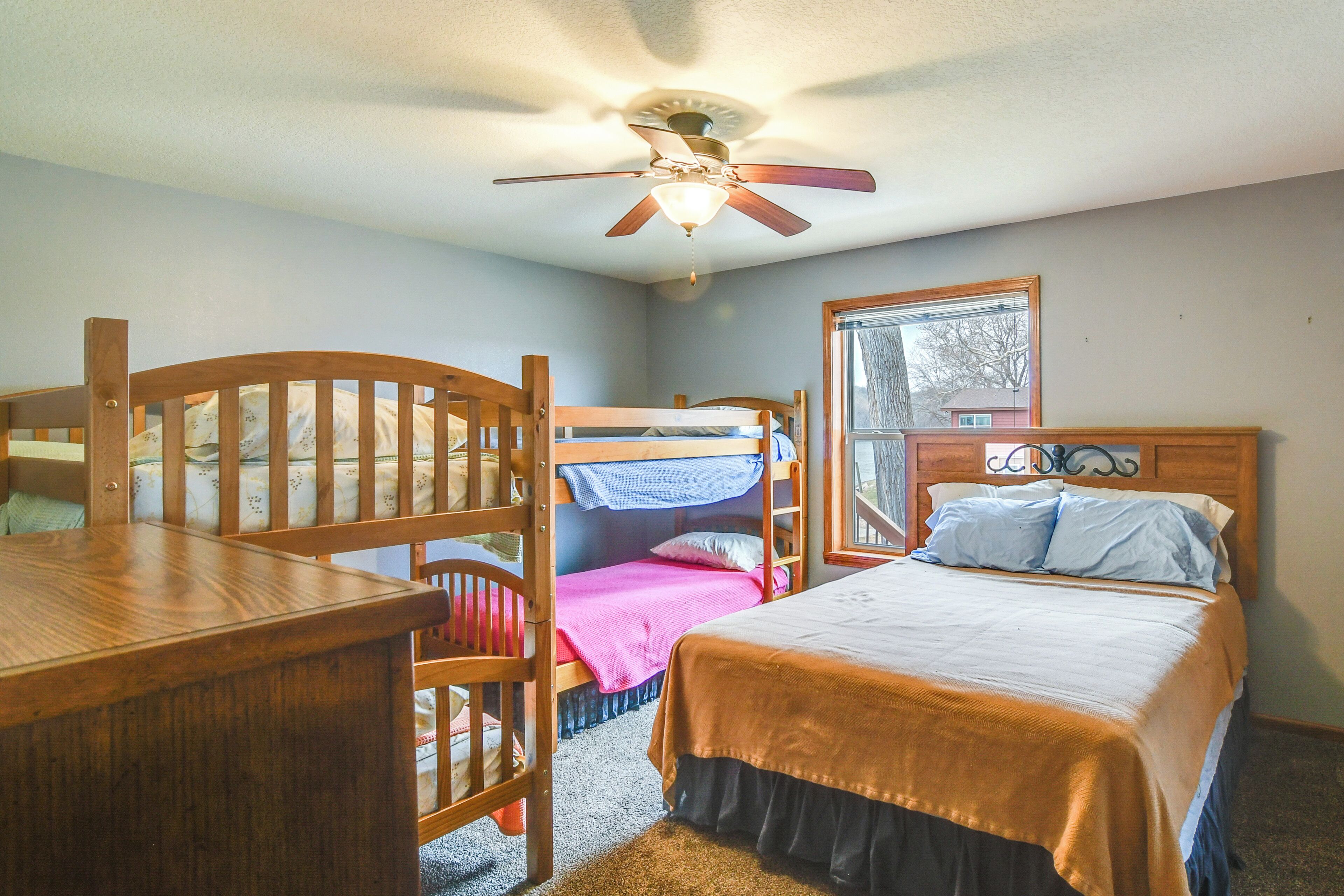 3 bedrooms, iron/ironing board, internet, bed sheets