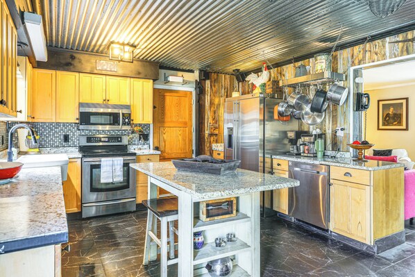 Fridge, microwave, stovetop, dishwasher