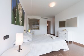 3 chambres, fer et planche à repasser