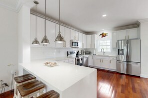 Fridge, microwave, oven, stovetop - Waterfront home w/hot tub, gas grill, WiFi, AC, near attractions (Key Largo)