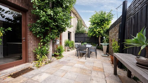 The Light House - Close to Harold Holt Swim Centre