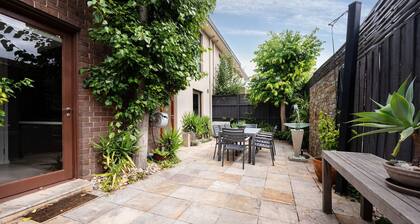 The Light House - Close to Harold Holt Swim Centre
