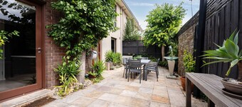 The Light House - Close to Harold Holt Swim Centre