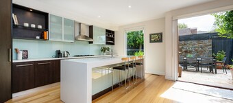 The Light House - Close to Harold Holt Swim Centre