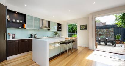 The Light House - Close to Harold Holt Swim Centre