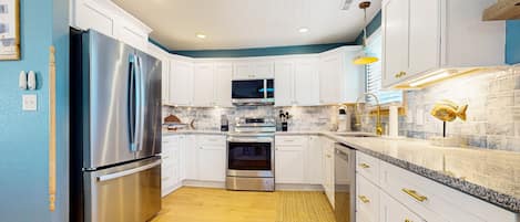 Frigorífico, microondas, horno y placa de cocina