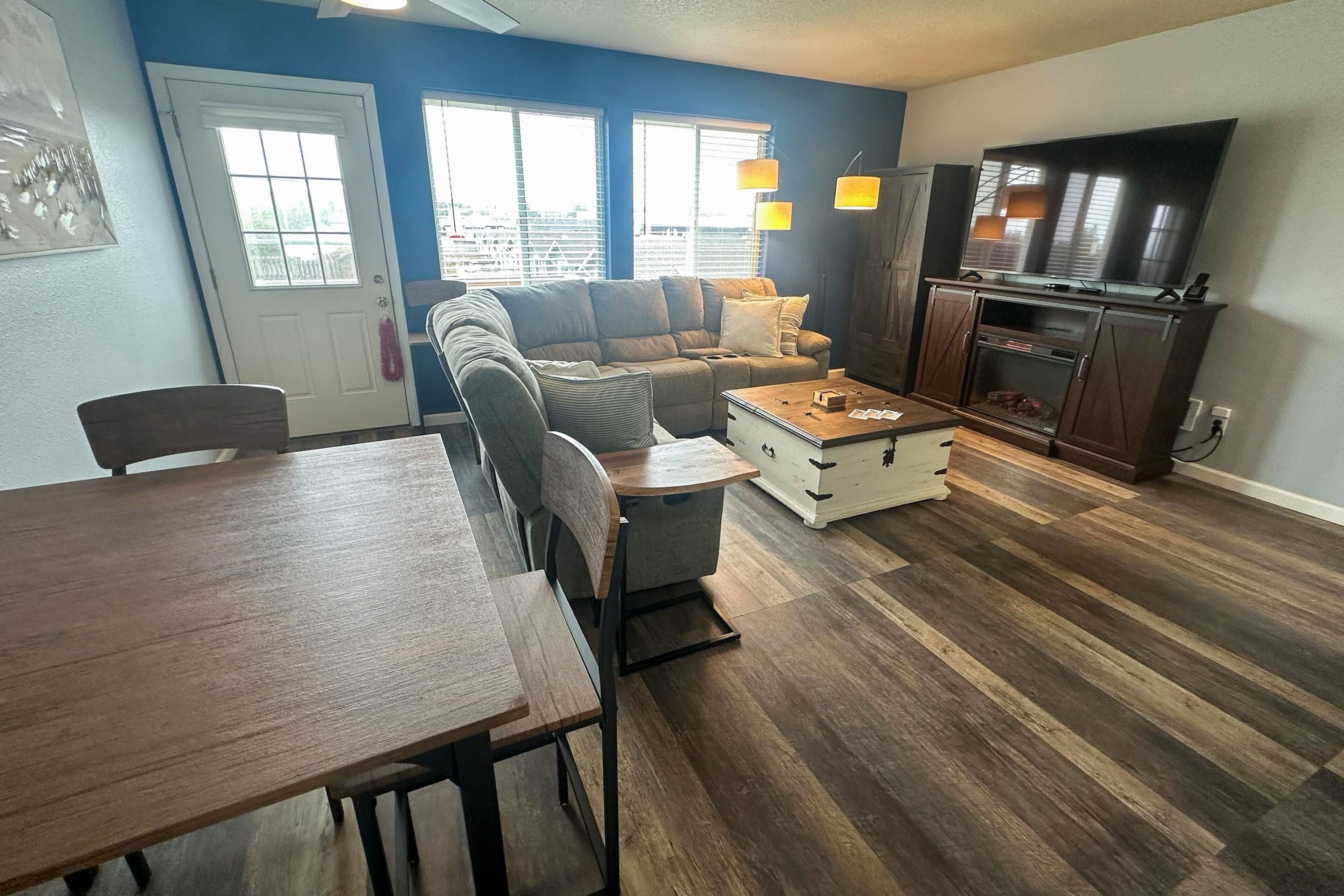 Fernseher, Kamin, Bücher