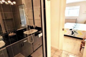 Douche, sèche-cheveux, shampoing