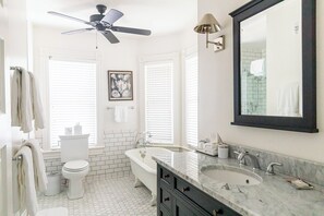 Chambre classique, vue sur la ville | Salle de bain | Séchoir à cheveux, serviettes fournies, savon, shampooing