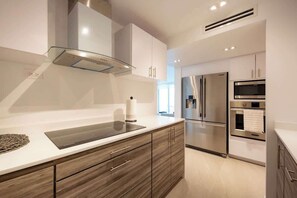 Fridge, microwave, stovetop, dishwasher